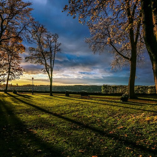 Der Park am Ufer des Vätternsees