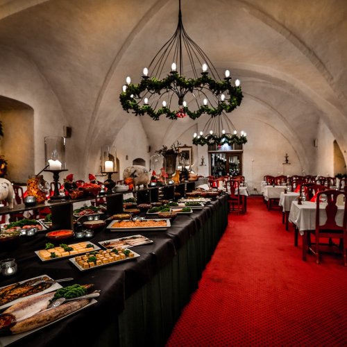 Eine üppige Weihnachtstafel im Kloster