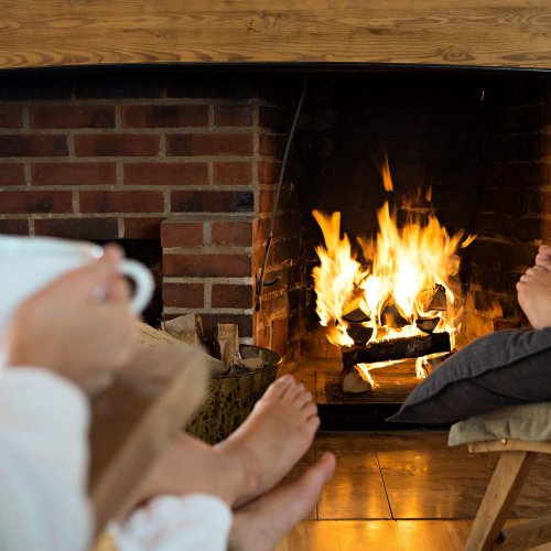 Wärmen Sie Ihre Füße am offenen Feuer