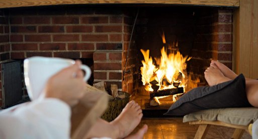 Wärmen Sie Ihre Füße am offenen Feuer